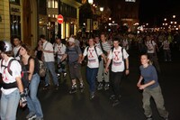 ローラースケートで市街地を駆け回るパリジャン＆パリジェンヌ。