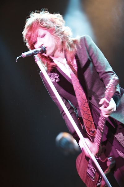 写真は彼の40歳の誕生日でもある10月30日に渋谷C.C.Lemonで行われた、ソロデビュー5周年スペシャルライブの模様。黒夢の復活＆解散ライブの開催はこのステージで発表された。