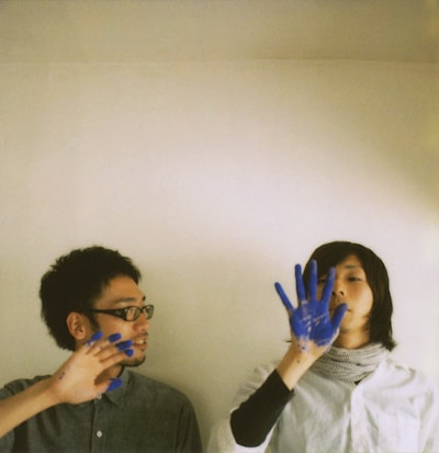 写真は12月6日のDJ&アコースティックステージに出演するmojoco。