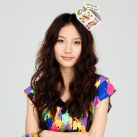 小屋型に積まれたトランプを頭にチョコンと乗せたMay。重力を無視した奇抜なファッションだ。