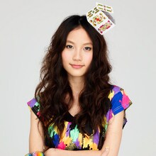 小屋型に積まれたトランプを頭にチョコンと乗せたMay。重力を無視した奇抜なファッションだ。