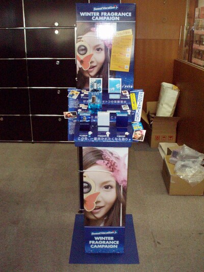 「FITS」ウインター・フレグランス・キャンペーンでは写真のようなPOPが全国に設置される。