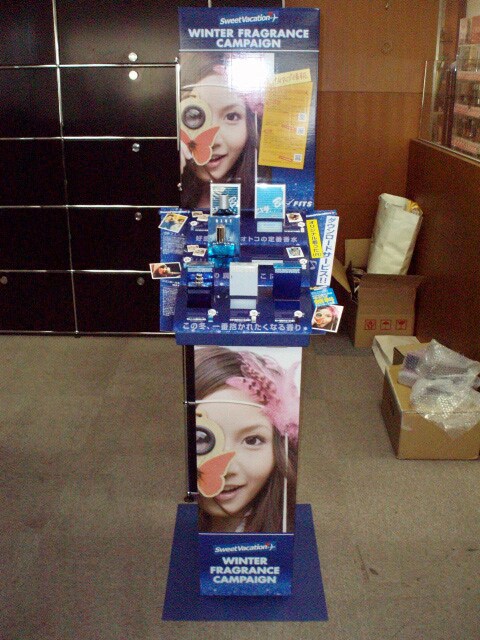 「FITS」ウインター・フレグランス・キャンペーンでは写真のようなPOPが全国に設置される。