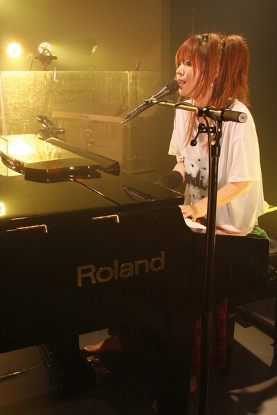 先日デビュー6周年を迎えた星村麻衣。ライブでは「まだまだ頑張るから応援よろしくね」と、今後の活動に向けての意気込みを語った。