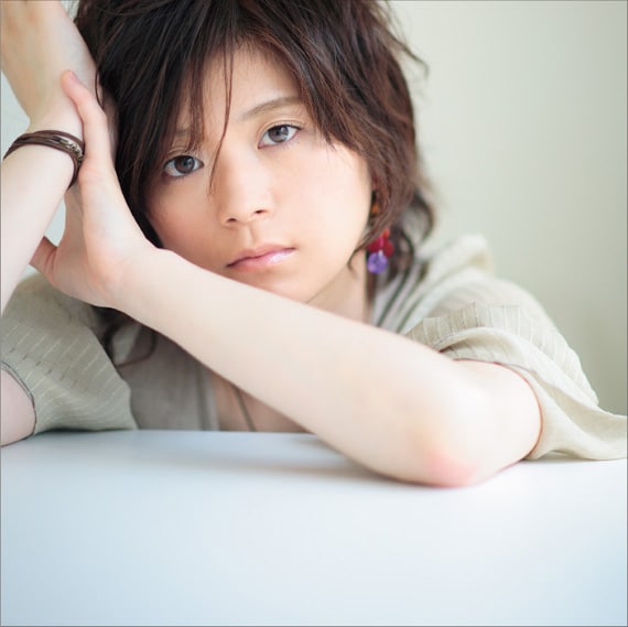 KUMIのオフィシャルMySpaceでは現在「未来へのストーリー」（写真）収録曲全曲の視聴が可能だ。