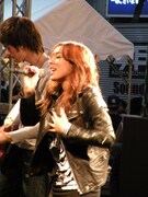 MiChiの大阪・三角公園フリーライブに1000人集結