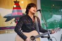 熱唱する秦基博。