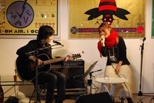 坂本美雨とおおはた雄一によるユニット・おお雨。坂本美雨は番組のパーソナリティも務めた。