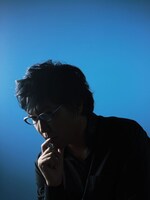 トベタ・バジュンは坂本龍一らが設立したプロダクションオフィス・LLP10℃に所属。葉加瀬太郎が音楽総監督を務めるレーベルHATSから本作でメジャーデビューする。