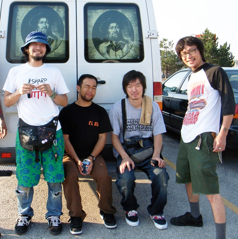 BREAKfASTは昨年12月、ベーシストKSK（写真左端）、ギタリストKENNY（写真右から2番目）を迎えた新体制で3rdアルバム「The Day After BREAKfAST」をリリースした。