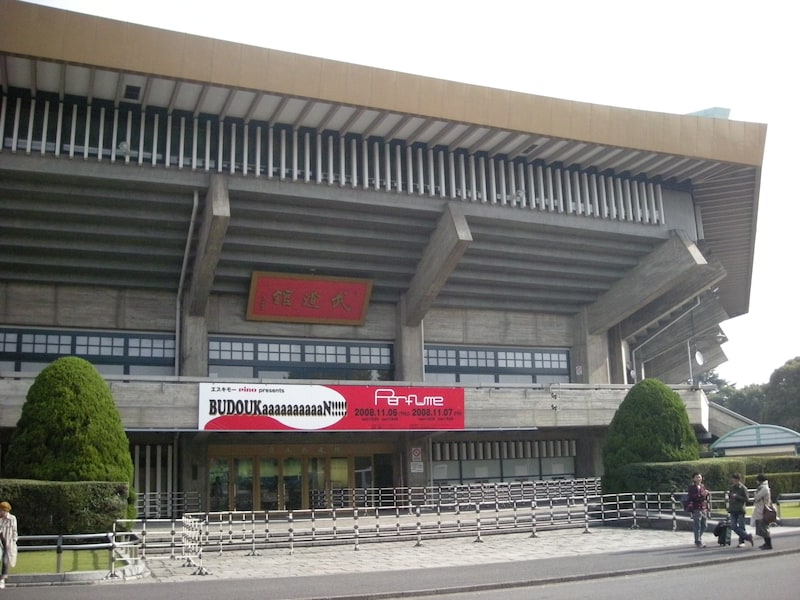 本日の東京は、Perfume初の武道館公演を祝福するかのような快晴に恵まれた。