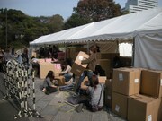 物販スタッフは朝から大量のグッズを準備中。