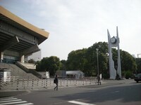 ガチャガチャの販売は武道館奥の時計塔近くで行われる。