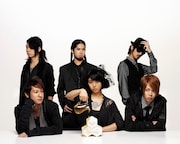 アルバムジャケットに使用されたオブジェにハチミツをたらしたのはマーキー（写真手前中央）。