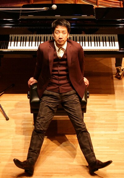 最近は真野恵里菜への楽曲提供も話題を集めているKAN。まのえりの最新シングル「はじめての経験」もKANが作曲を手がけたナンバーだ。