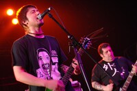 「横山健の別に危なくないコラム vol.61」では、サージ（写真右）とのラストツアーについても語られている（Photo by TEPPEI）。