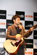 CM曲「未来色プロポーズ feat.常田真太郎」を壇上で披露した河口恭吾。