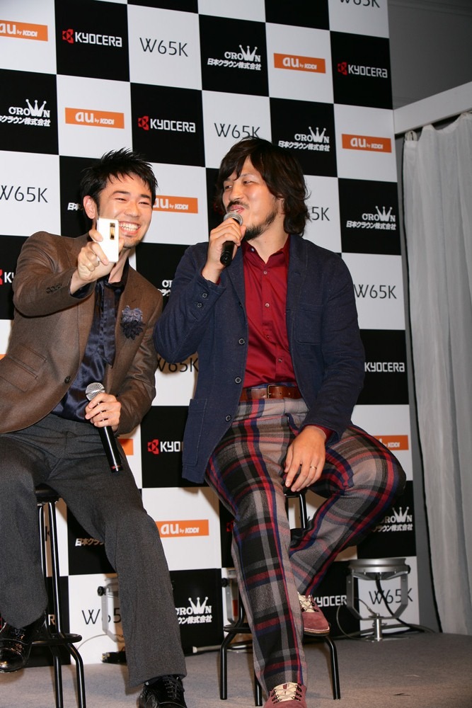 トークセッションで、今回のCMソングをどんな人に聴いてほしいか尋ねられた常田真太郎（右）は「これからプロポーズをする人、河口くんに聞いてほしい！」と河口恭吾（左）に水を向けた。質問を受けた河口は「今すてきな恋をしている人に聴いてほしいです」と回答した。