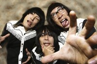 ザ50回転ズが演奏する「ゴキブリ讃歌」は、1月28日リリースのニューアルバム「50回転ズのビックリ!!」に収録されている。