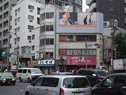 街並にとけ込む小田和正。