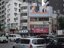 街並にとけ込む小田和正。