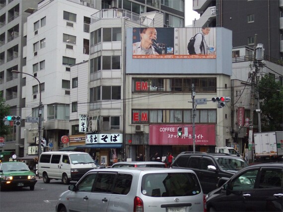 街並にとけ込む小田和正。