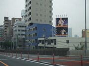 街並にとけ込む小田和正。