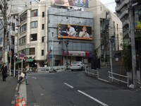 街並にとけ込む小田和正。