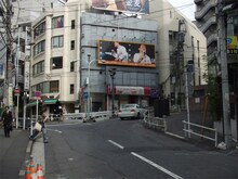 街並にとけ込む小田和正。