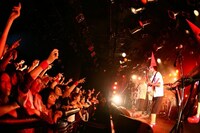 拳をあげpe'zmokuの熱いパフォーマンスに応える観客たち。