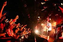 拳をあげpe'zmokuの熱いパフォーマンスに応える観客たち。