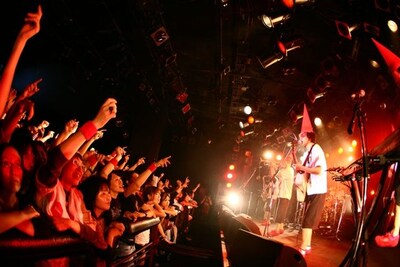 拳をあげpe'zmokuの熱いパフォーマンスに応える観客たち。