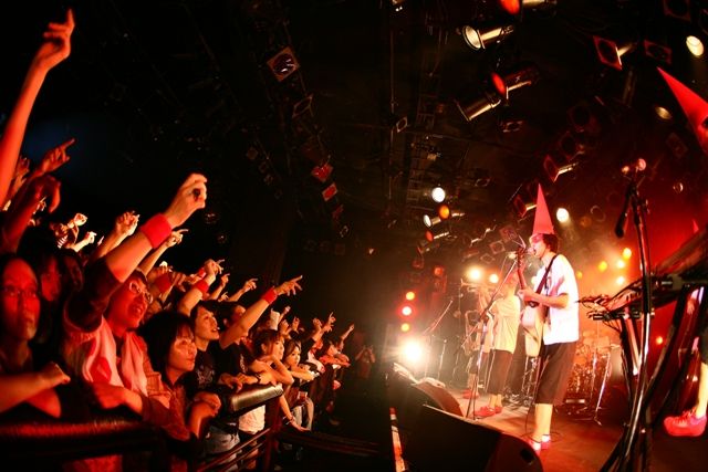 拳をあげpe'zmokuの熱いパフォーマンスに応える観客たち。