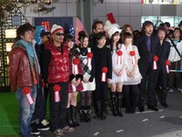 エイジアエンジニアの4人（写真左）は、12月10日に待望のニューアルバム「Our time is coming」をリリース。