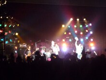 満員の体育館を熱く盛り上げるKCB。