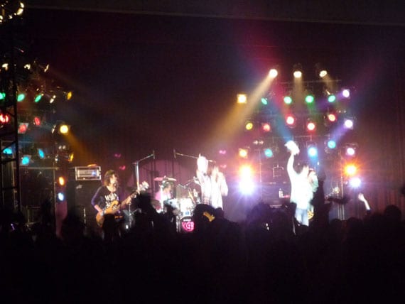 満員の体育館を熱く盛り上げるKCB。