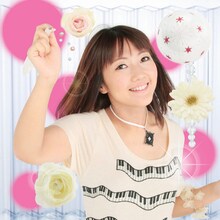 カバーアルバムの収録曲は、両作品ともファンからのリクエストをもとにモモーイ自身が選曲。（写真は「more&more quality WHITE ～Self song cover～」初回盤ジャケット）