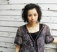 朝日美穂（写真）は楠均（Dr）、千ヶ崎学（B）と、そしてmicromicrophoneは柏倉隆史（toe/Dr）、松永孝義（B/ex. MUTE BEAT）とそれぞれ3ピース編成で登場する。