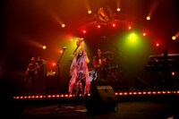 ライブではアンコールを含む全18曲を披露。ホールツアー全13公演で25000人を動員した。