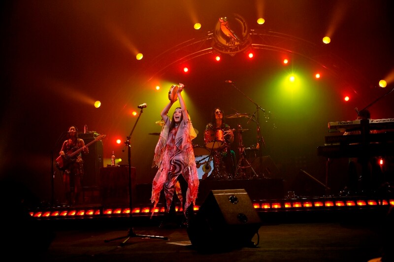 ライブではアンコールを含む全18曲を披露。ホールツアー全13公演で25000人を動員した。