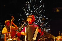 11月5日にリリースされたばかりのアルバム「ケセラ」収録曲の「夕焼け空に摩天楼」は、ラジオや有線のリクエストチャート上位に浮上。心に染み入る彼女の歌声のように、ジワジワと浸透し始めている。