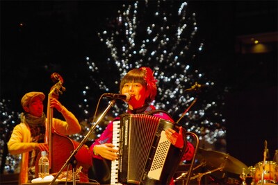 11月5日にリリースされたばかりのアルバム「ケセラ」収録曲の「夕焼け空に摩天楼」は、ラジオや有線のリクエストチャート上位に浮上。心に染み入る彼女の歌声のように、ジワジワと浸透し始めている。