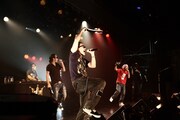 写真は「Fututre Tracks→R presents FRESH! vol.2」でのライブの模様。このイベントはテレビ番組「Future Tracks→R」が応援するフレッシュなアーティストを、番組のネットエリアである北海道、仙台、東京、名古屋、大阪で集めて紹介するというもので、369はす全地区の公演に出演した。