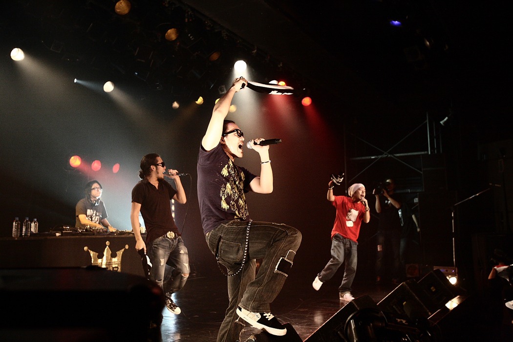 写真は「Fututre Tracks→R presents FRESH! vol.2」でのライブの模様。このイベントはテレビ番組「Future Tracks→R」が応援するフレッシュなアーティストを、番組のネットエリアである北海道、仙台、東京、名古屋、大阪で集めて紹介するというもので、369はす全地区の公演に出演した。