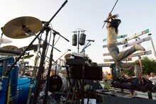 両手で「X」字を作って大きくジャンプするEY∃。