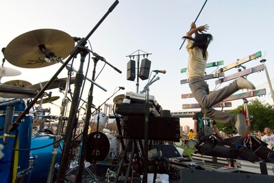 両手で「X」字を作って大きくジャンプするEY∃。