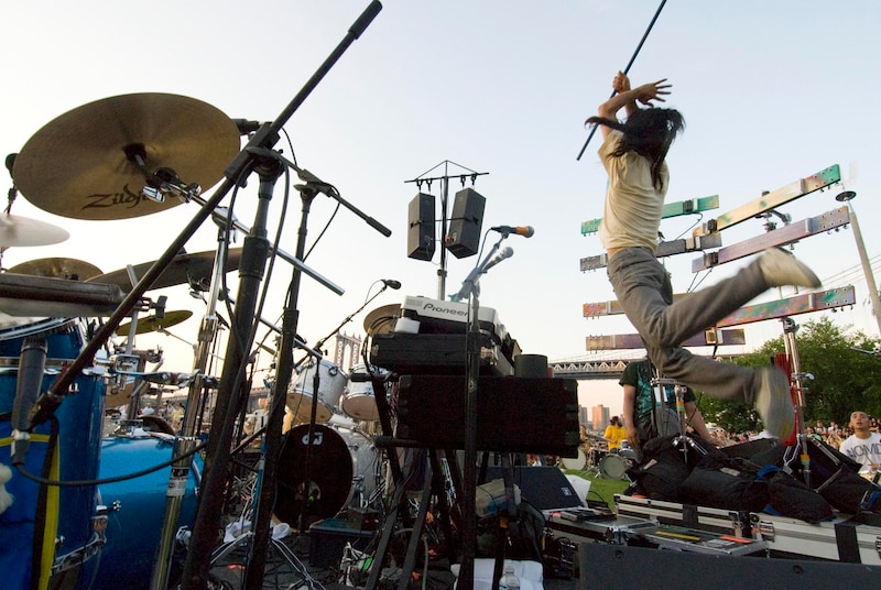 7月20日からはBOREDOMSとして、ロシア客船で皆既日食を追う3泊4日のパーティクルーズ「LUCY IN THE SKY WITH DIAMOND RING TOUR」に出演。ちなみにこのクルーズはすでに4人部屋がソールドアウトとなっているので、3人部屋、2人部屋への宿泊を希望する人は早めに申し込もう。