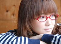 真っ赤なメガネの奥華子は12月20日に出演。