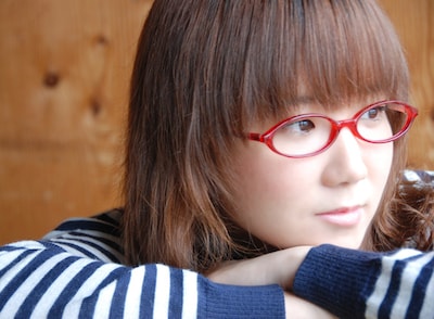 消防車と同じ、真っ赤なメガネがトレードマークの奥華子。