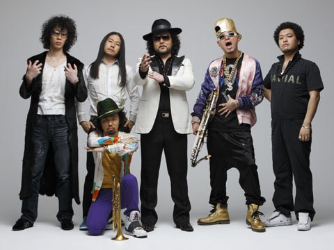 夕方6時のお茶の間にSOILが見参。番組内で披露する「Paraiso」は着うたサイトで配信中だ。